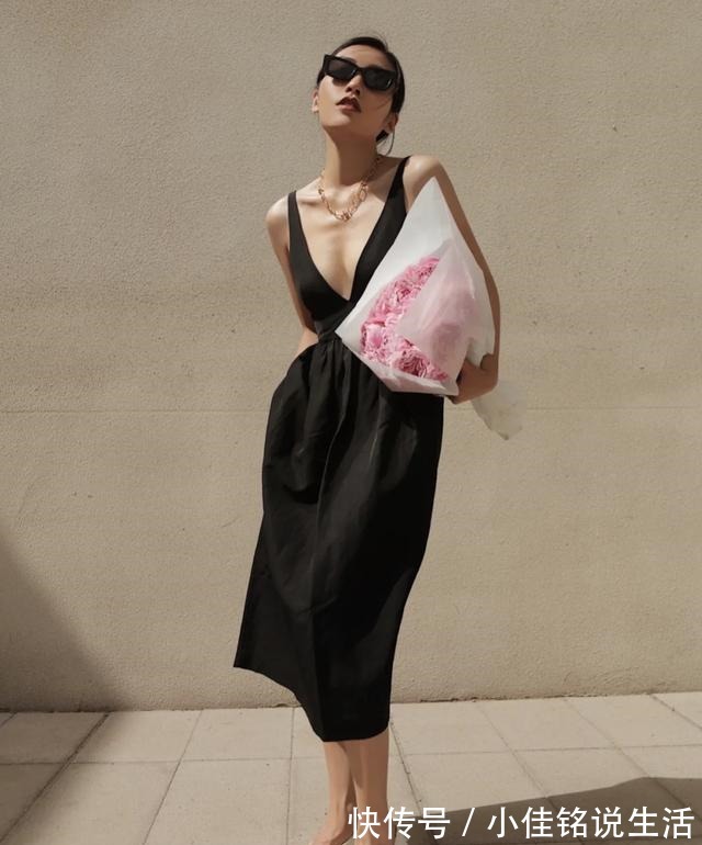 松紧带 中年女人别老穿运动鞋了,今年流行这3双鞋,时尚又得体!