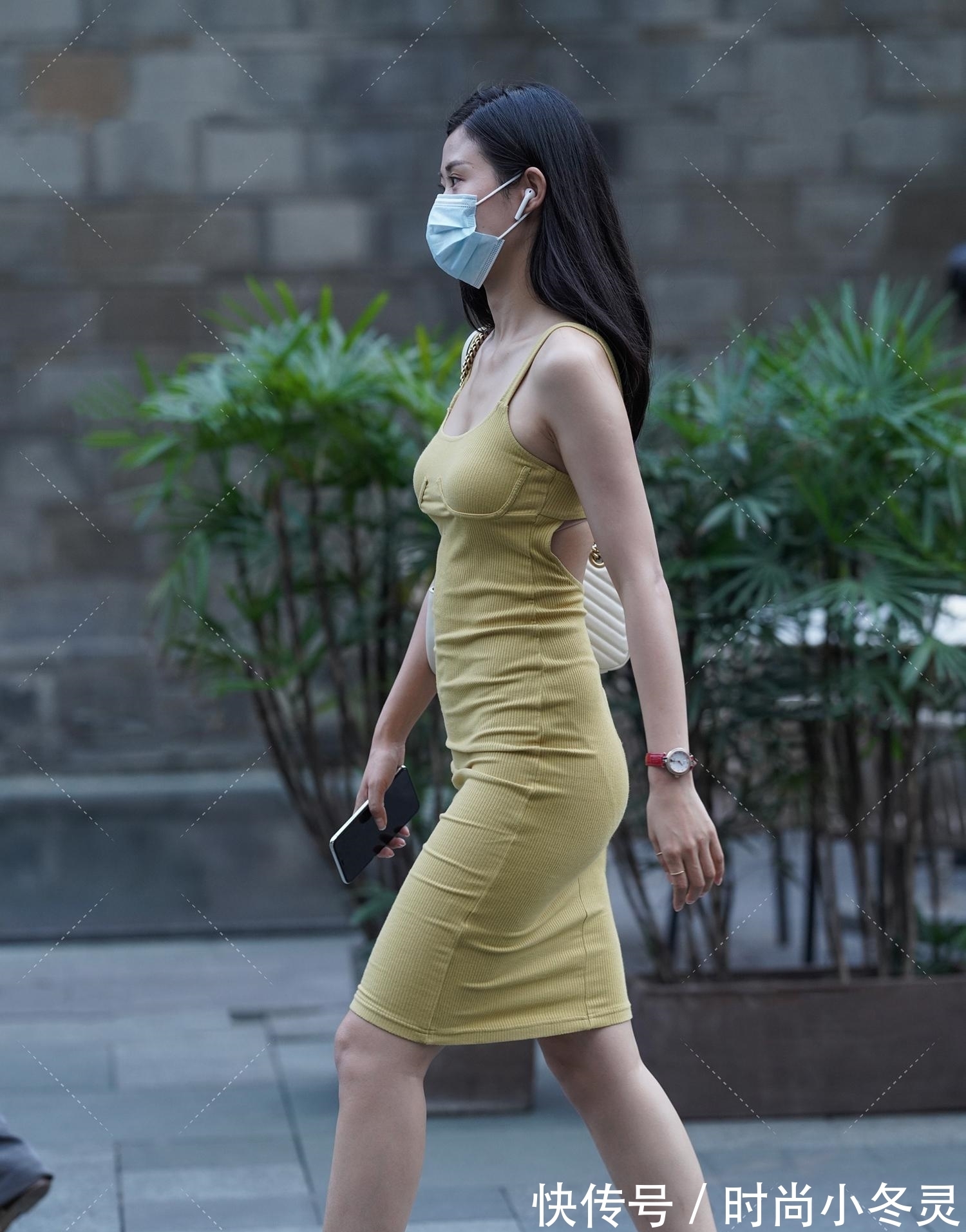 背面|黄灰色裹身裙走“怀旧风格”，白色包包美的出众，背面设计简约大方又时尚