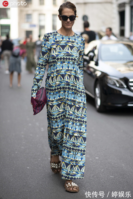 香奈儿 一不小心把澡堂专用拖鞋穿出街,却收到了无数羡慕的目光…