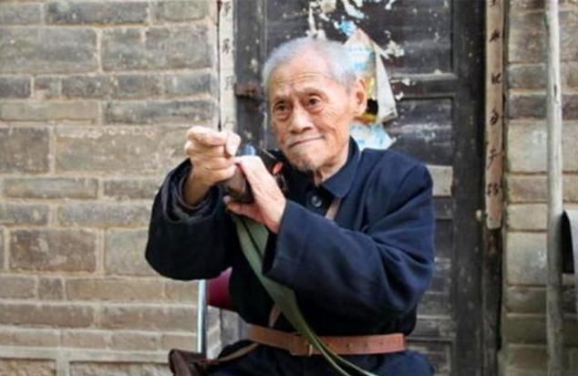 老人|抗战老兵缴获一把日本军刀，日本想出3000万买回，老人一口回绝