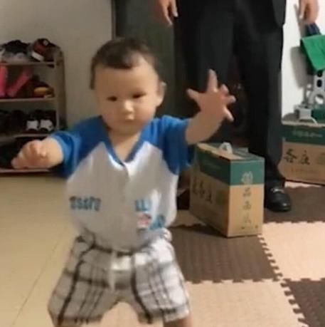 宝妈|奶爸下班回家眼里只有女儿,随后1岁儿子反应,网友直言有骨气