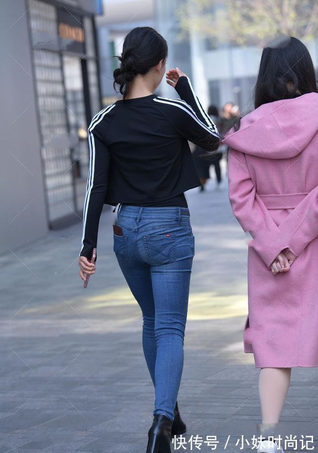 穿搭|黑色无领短款外套搭牛仔裤,穿搭法则中的标准搭配呈现出另类的美