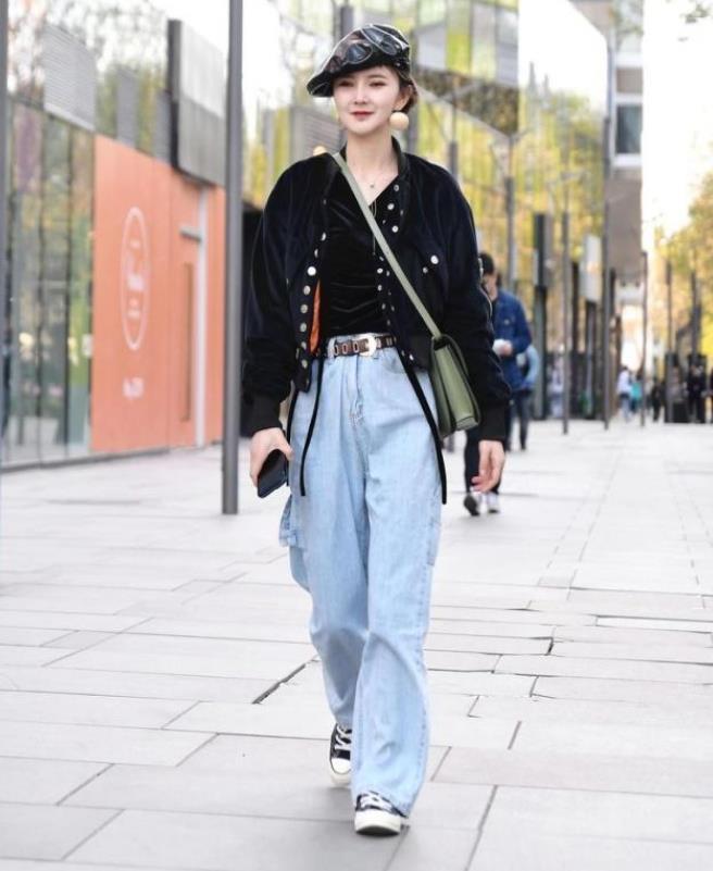 美女|身穿收腰紧身裙的小美女,搭配短款的长袖,高高的马尾辫十分的有型