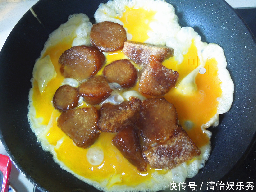 根葱|家里的粽子别再蘸糖吃了,换个吃法,2只鸡蛋1根葱,煎一煎太香了