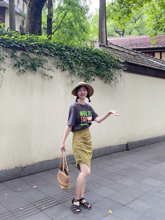 牛仔裤|想要搭配出氛围感其实很简单,条纹衫配牛仔裤简约利落,高级时髦