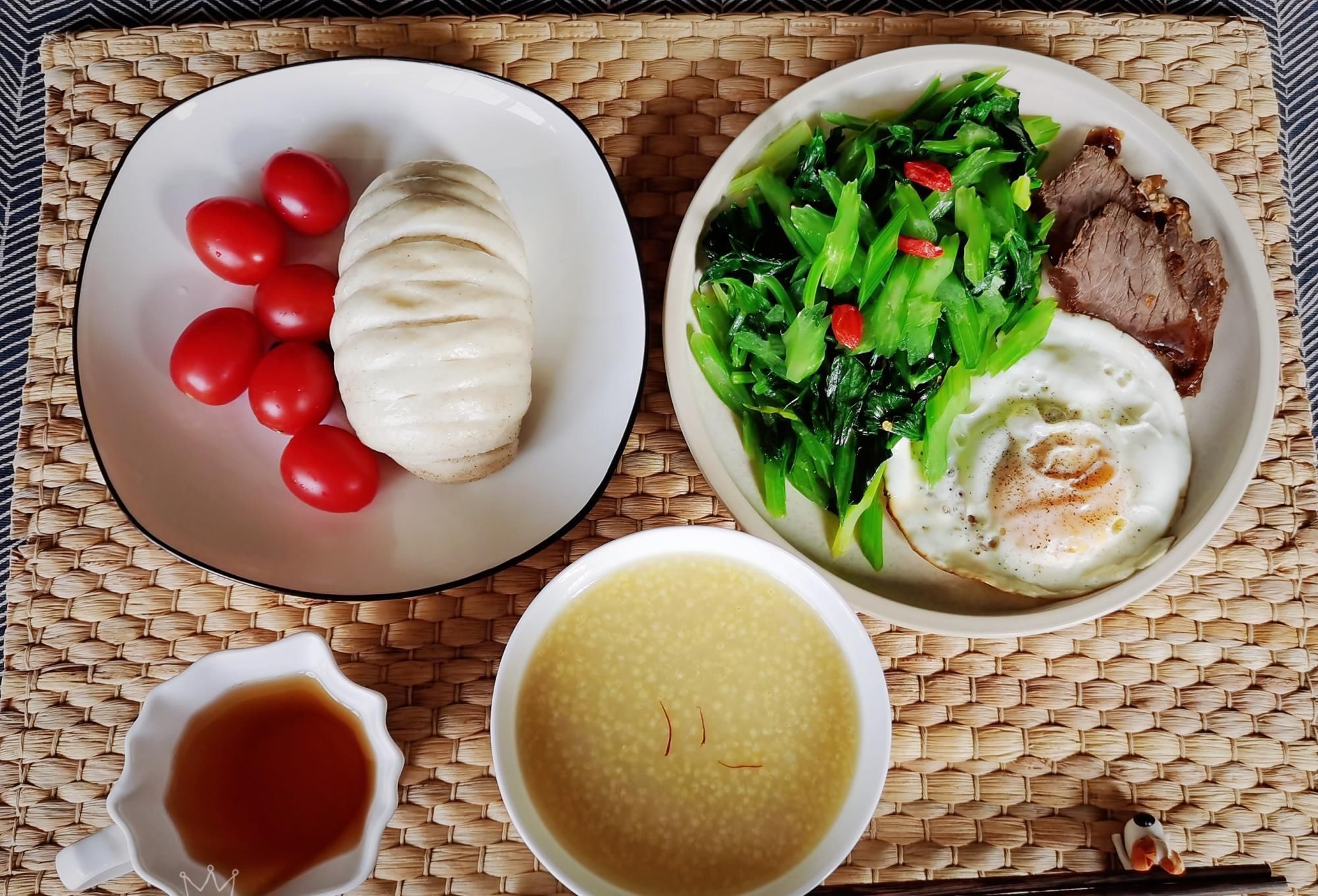 50岁阿姨的一日三餐，家常有仪式感，网友说看到了对生活的态度