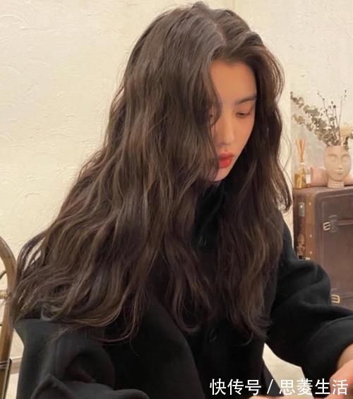 新发型|过年别乱烫头发,试试今年流行的“慵懒法式烫”,圆脸方脸都适合