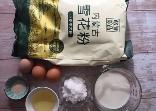早餐喜欢吃的奶黄包,光滑松软,奶香浓郁,一次发酵省时间
