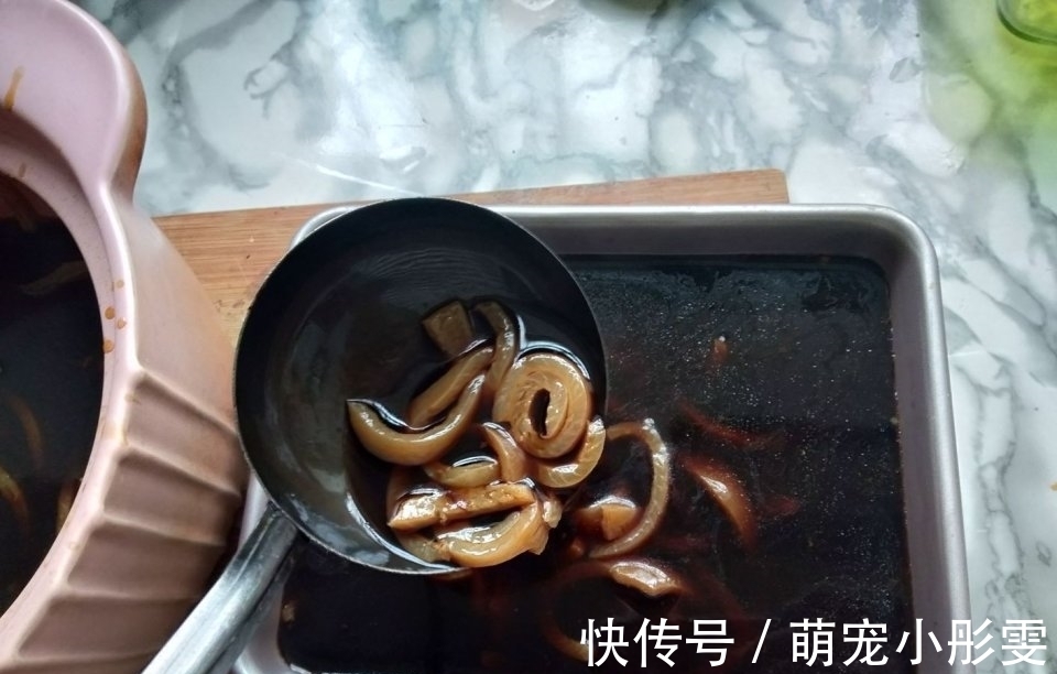 猪皮|它价格比猪肉低，10块钱做一盆切切就上桌，看到最后：果然是简单