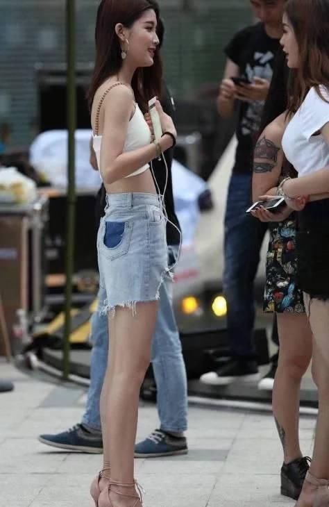 街拍长腿热裤高跟美女,小姐姐身材真好