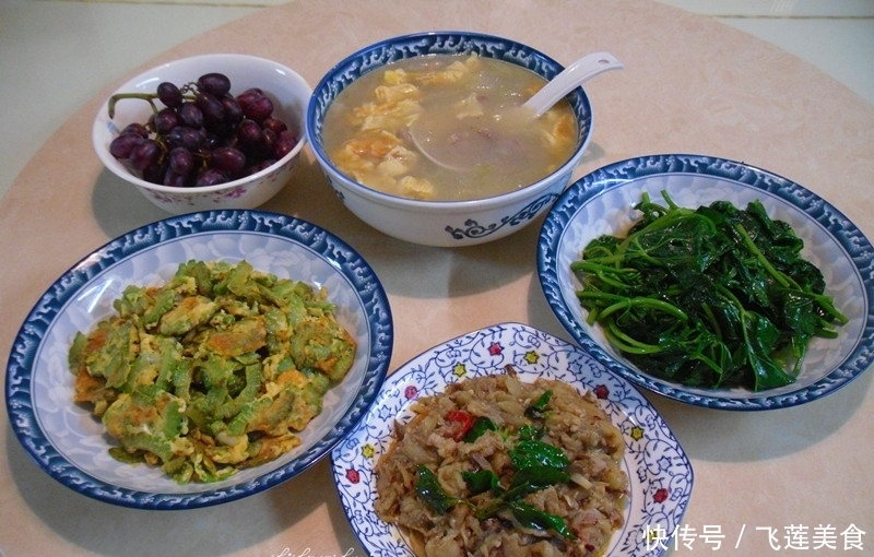 和婆婆在家吃午饭,10块钱不到做了三菜一汤,营养丰富真实惠