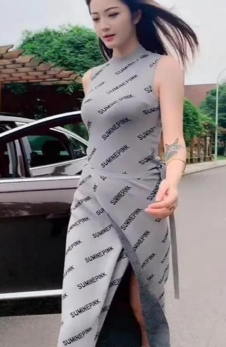 连衣裙|街拍小姐姐,笔直的大长腿搭配叉腿连衣裙,吸睛又好看