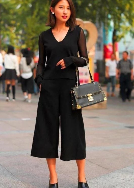 街拍：清雅可人的小姐，女人味儿十足，十分的有魅力