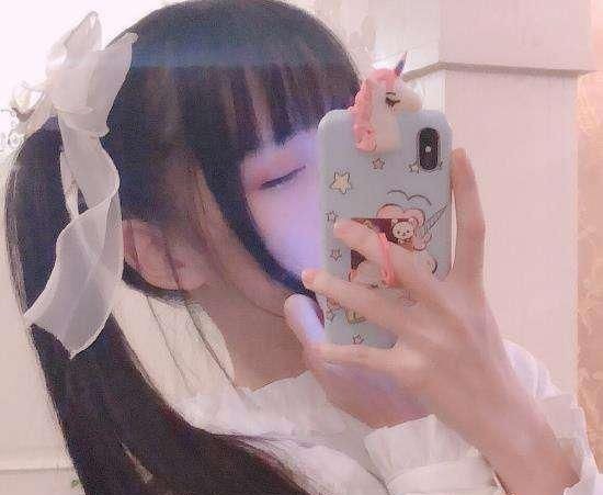 劳斯莱斯|蔡萝莉Cos麻衣学姐,坐在劳斯莱斯引擎盖拍照,风格让人难接受