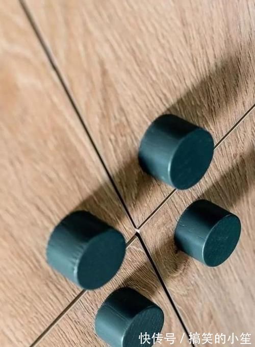 隔断|66㎡两居,以储物柜做隔断,以墨绿和原木配色,实用的文艺范儿