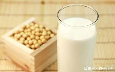 杨女士|双胞胎妹妹喝牛奶,姐姐喝豆浆,姐妹俩长大后差距明显,宝妈心疼