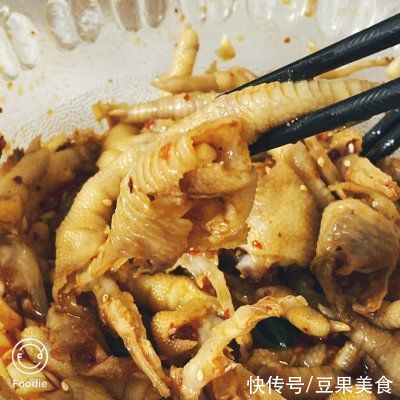 网红名吃酸辣鸡爪，看剧必备还超级简单