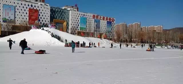  数九隆冬去滑冰：满族习俗的冰上运动——走白冰，原来是走百病