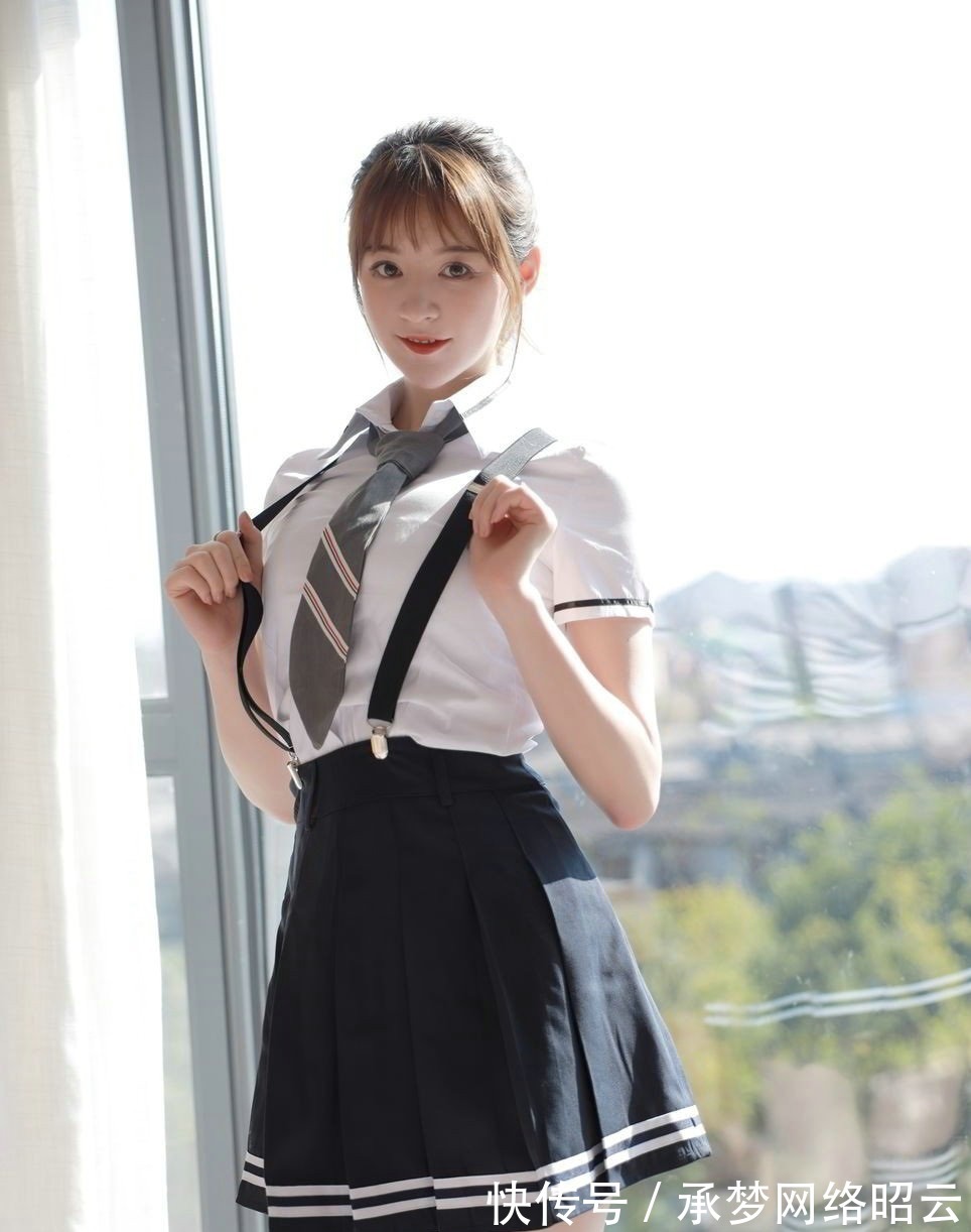 百褶裙|背带百褶裙搭配白衬衫,展现女性纤细的小蛮腰,是那么的优雅时尚