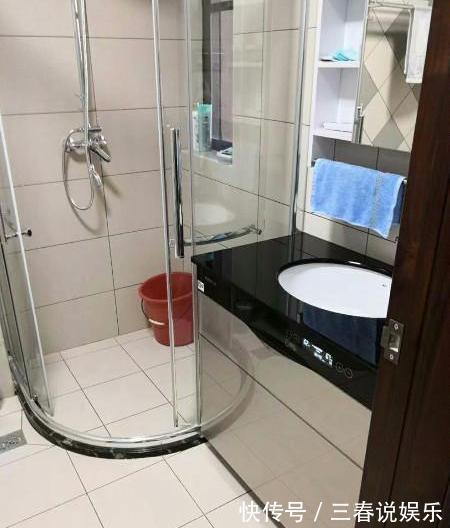 安装|头一次见卫生间热水器不挂墙上,这样放太聪明,“好看”又不占地