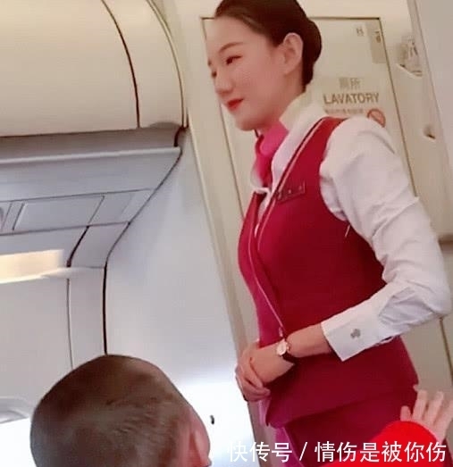 座位|“坐飞机宝宝”看到空姐求抱抱走红，网友：随他爹随他爹！