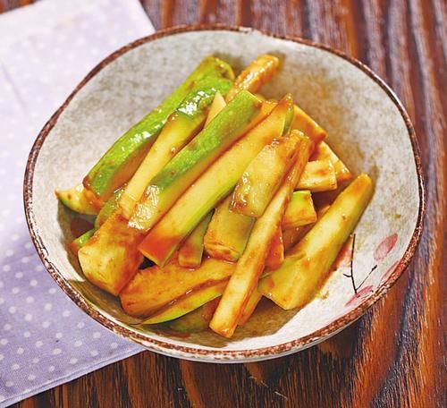  试试|西葫芦不要炒着吃了，试试这样做，咸甜爽口，好吃又下饭