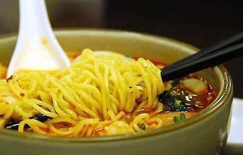 搞错|煮泡面,先放面饼还是先放调料很多人搞错,难怪面条油腻又难吃