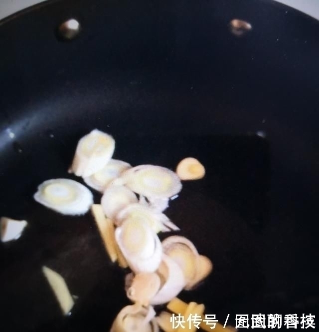 菇盖|它是肠道“通便器”,隔三差五吃一碗,排除黑臭宿便,抹平大肚腩