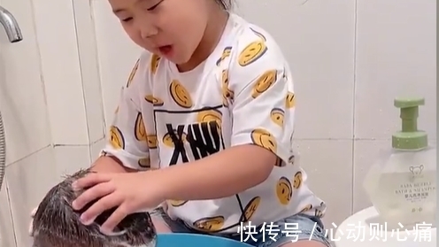 姐姐|弟弟吃饭总爱动,姐姐一个操作让弟弟瞬间老实,网友:一物降一物