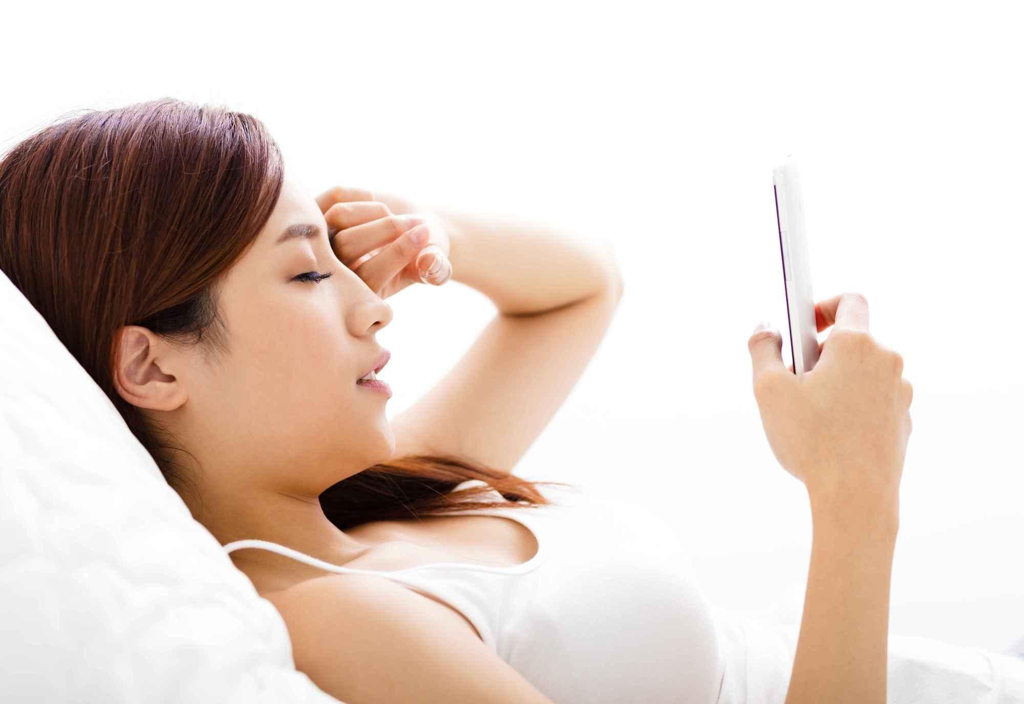 早上起床爱抽烟的人，5个异常出现，或是脑梗登门拜访