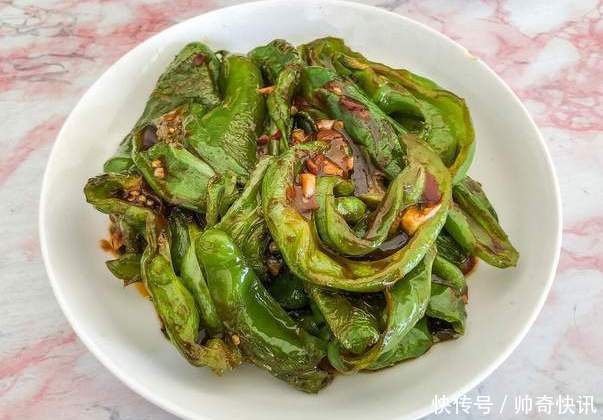 难怪|做虎皮青椒,先放油还是后放油?很多人不懂,难怪不起皮还很油腻