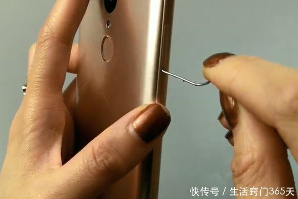 妙用|把回形针插在手机上，看到的都说聪明，解决了很多人都困扰的难题