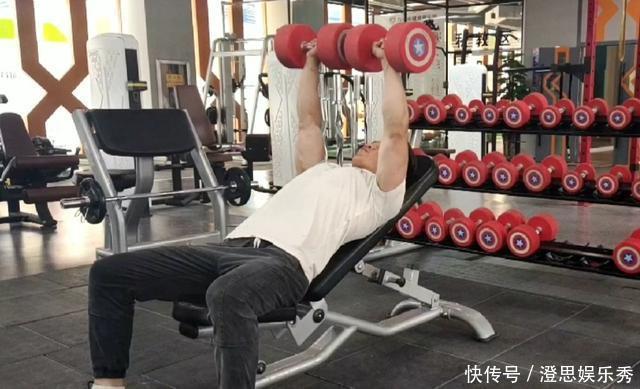 卧推|一个不练腿的健身人,N多年后,他会练成什么样子?