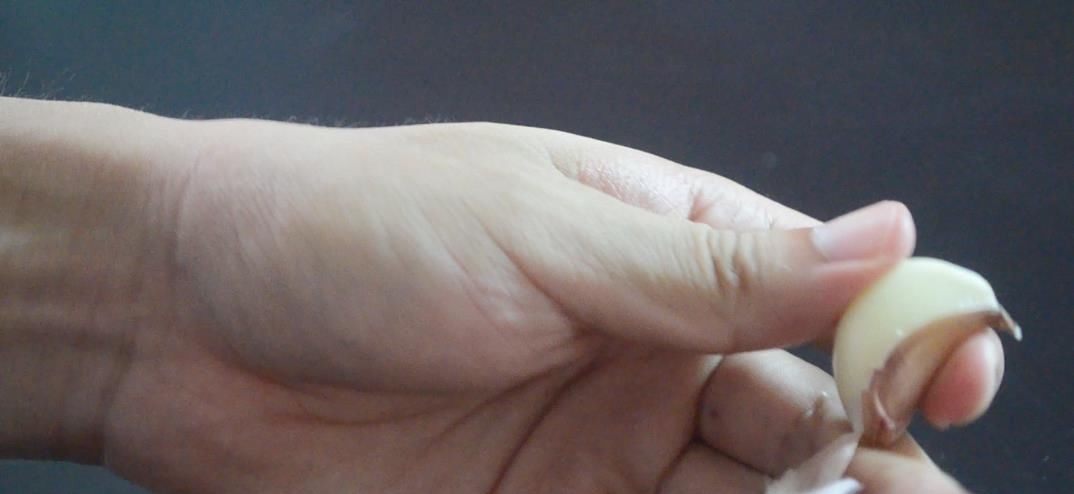 大蒜去皮不用手抠, 一个啤酒瓶盖就能搞定, 1分钟能剥一大碗