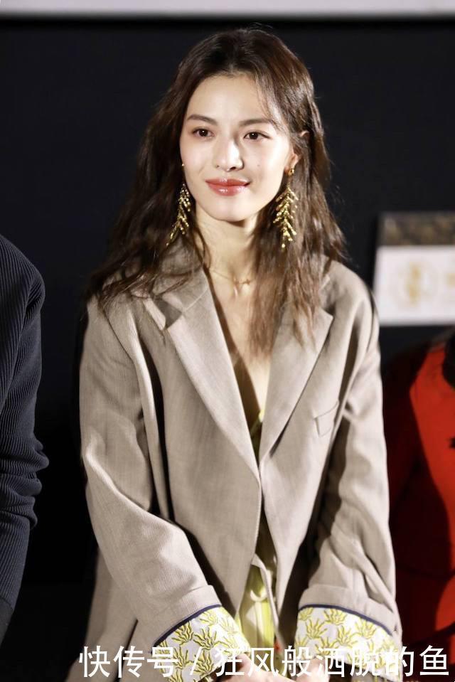 真正有品位的女人，入秋已经穿上了“西装裙”，挡不住的知性范儿