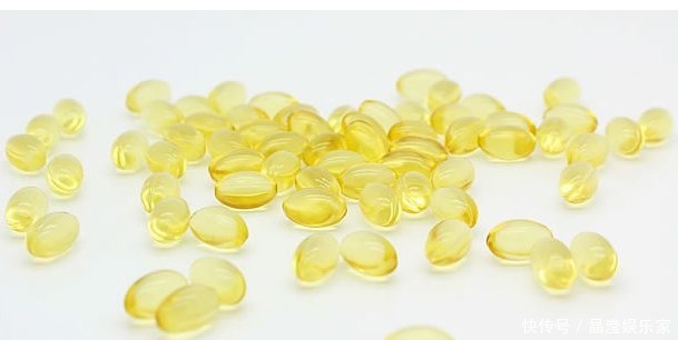 软胶囊|聪明的女人从不买面膜,每晚睡前擦,皱纹消失显年轻