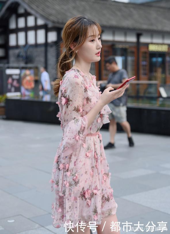 时尚|时尚粉色碎花裙,简单又清新,穿出了“仙女”的感觉