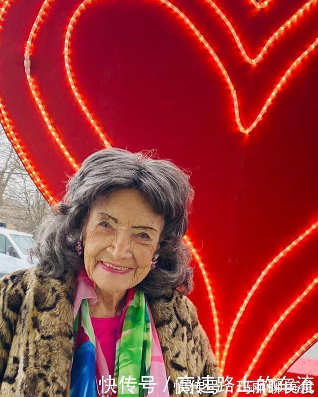 百岁老人|她101岁还练高难度瑜伽,满头白发喝香槟坐游艇,还和小鲜肉跳舞