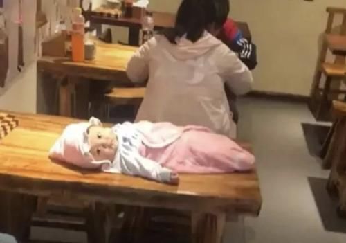 礼仪|夫妻俩餐馆吃饭,路人拍照传到网上,网友:孩子是意外
