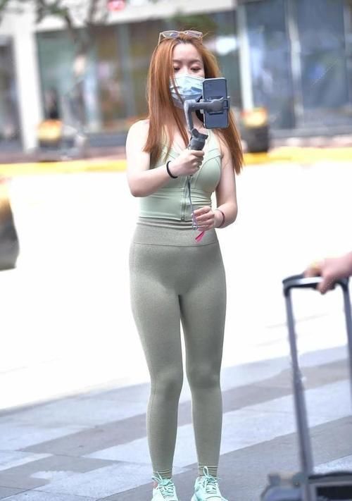 针织衫 深色打底裤搭配性感上衣,穿着舒适轻便,穿出甜美优雅的感觉