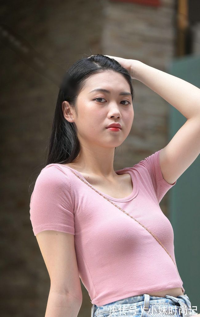 紧身|牛仔短裤与体恤的搭配,能够穿出足够的美丽,变得更有女人味