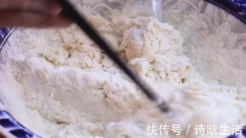 烙饼时,不要直接烙,多加这两步,饼柔软又起层,3分钟就能出锅