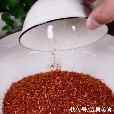 好吃|辣椒油这么做，又红又香又好吃