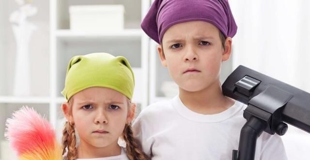 服务员|孩子生气打翻面条,服务员想收拾,奶奶接下来的话,让人肃然起敬