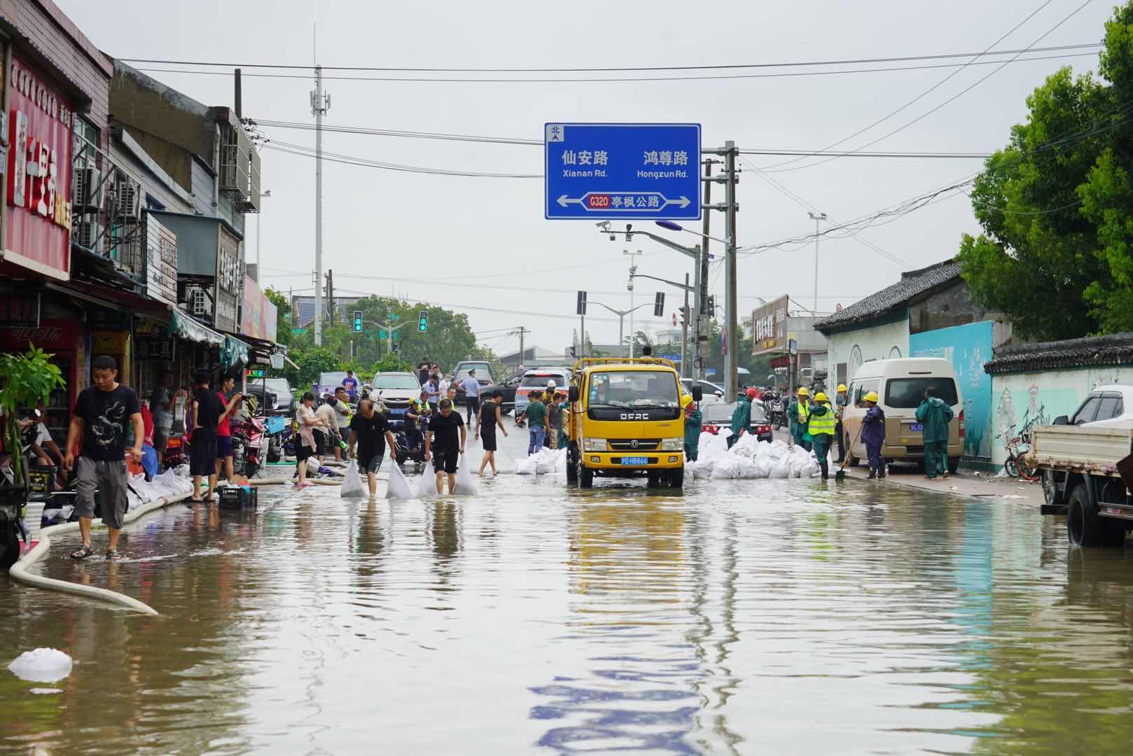 金山区|领导奔赴现场、居委干部、专业人员、志愿者齐上，金山区正在打一场“排涝战”