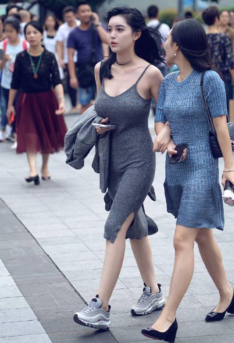 女人味|街拍紧身打底裤小姐姐,显俏皮又不失女人味,很好看