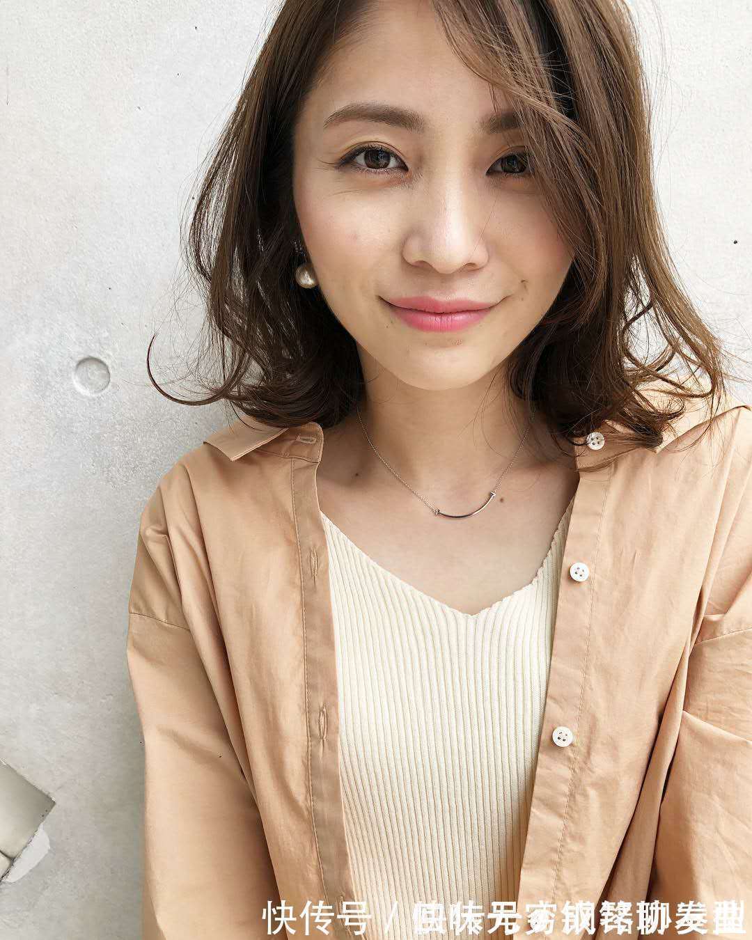 棕色 选对发型不显老,给中年女性做发型三个建议:棕色、柔卷、低层次