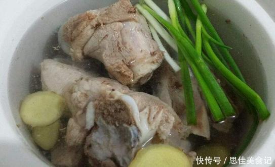 骨頭湯熬不白？原因是你只會(huì)傻焯水！加一點(diǎn)它，骨湯濃白像牛奶