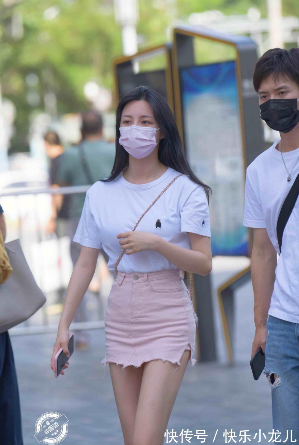 连衣裙 低调洋气的连衣裙穿搭展现随意的姿态,不用多花心思,吸引视线