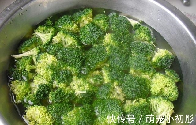 焯水|炒西兰花时,直接焯水就错了,饭店都是这样做,难怪那么好吃